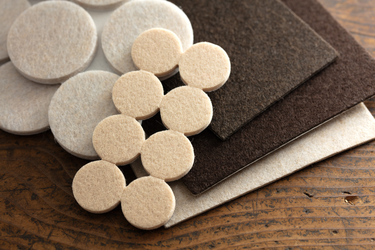 Viltglijders beschermen parketvloer tegen krassen van meubels